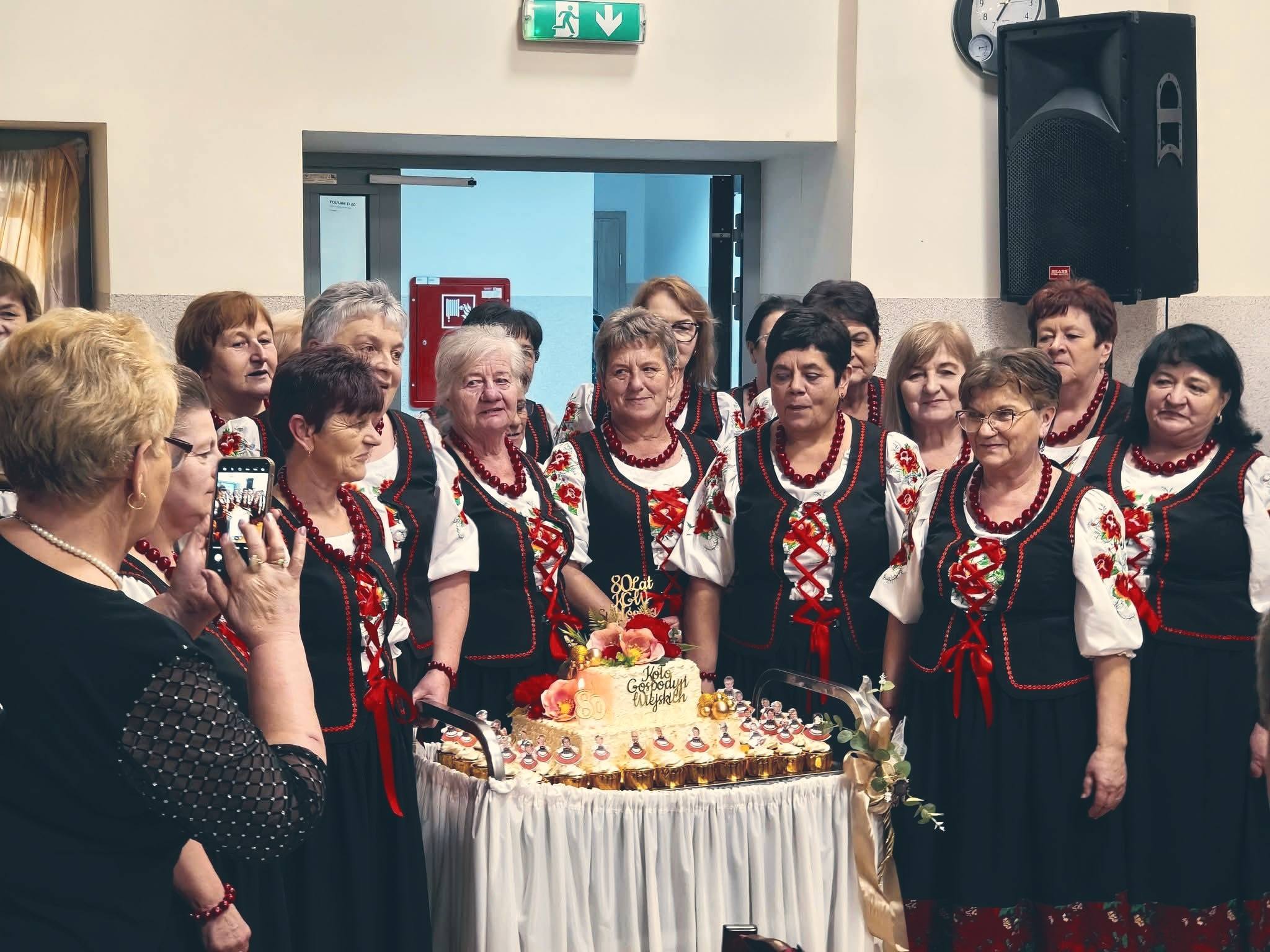 Fotografia przedstawia ludzi, którzy byli obecni na Jubileuszu 80-lecia KGW w Sieklówce.