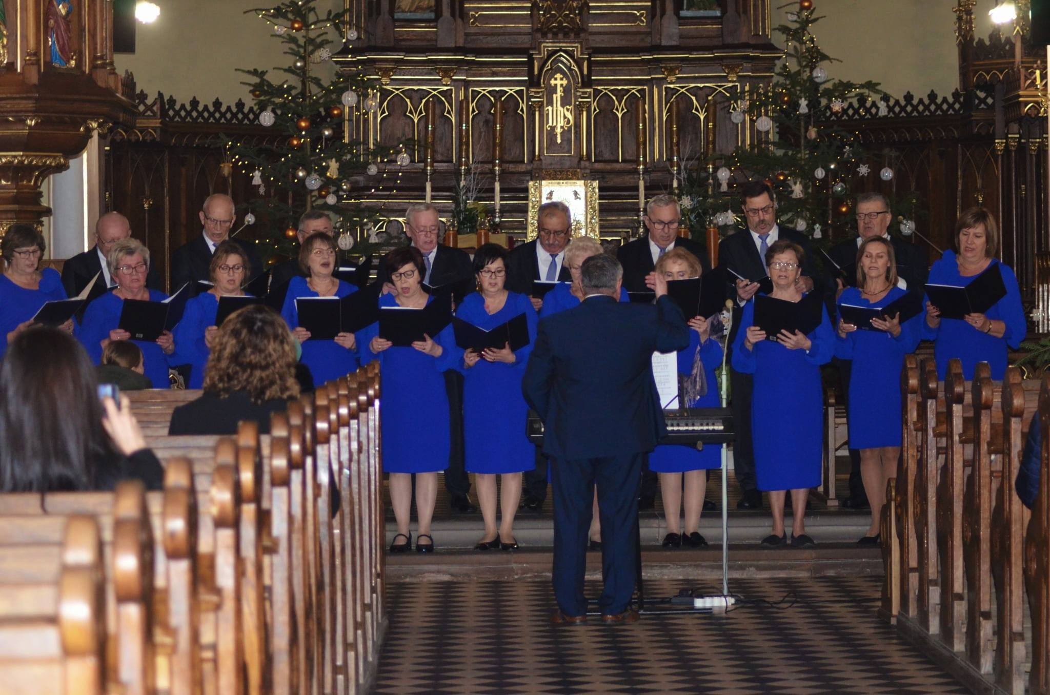 Fotografia przedstawia uczestników Chóru