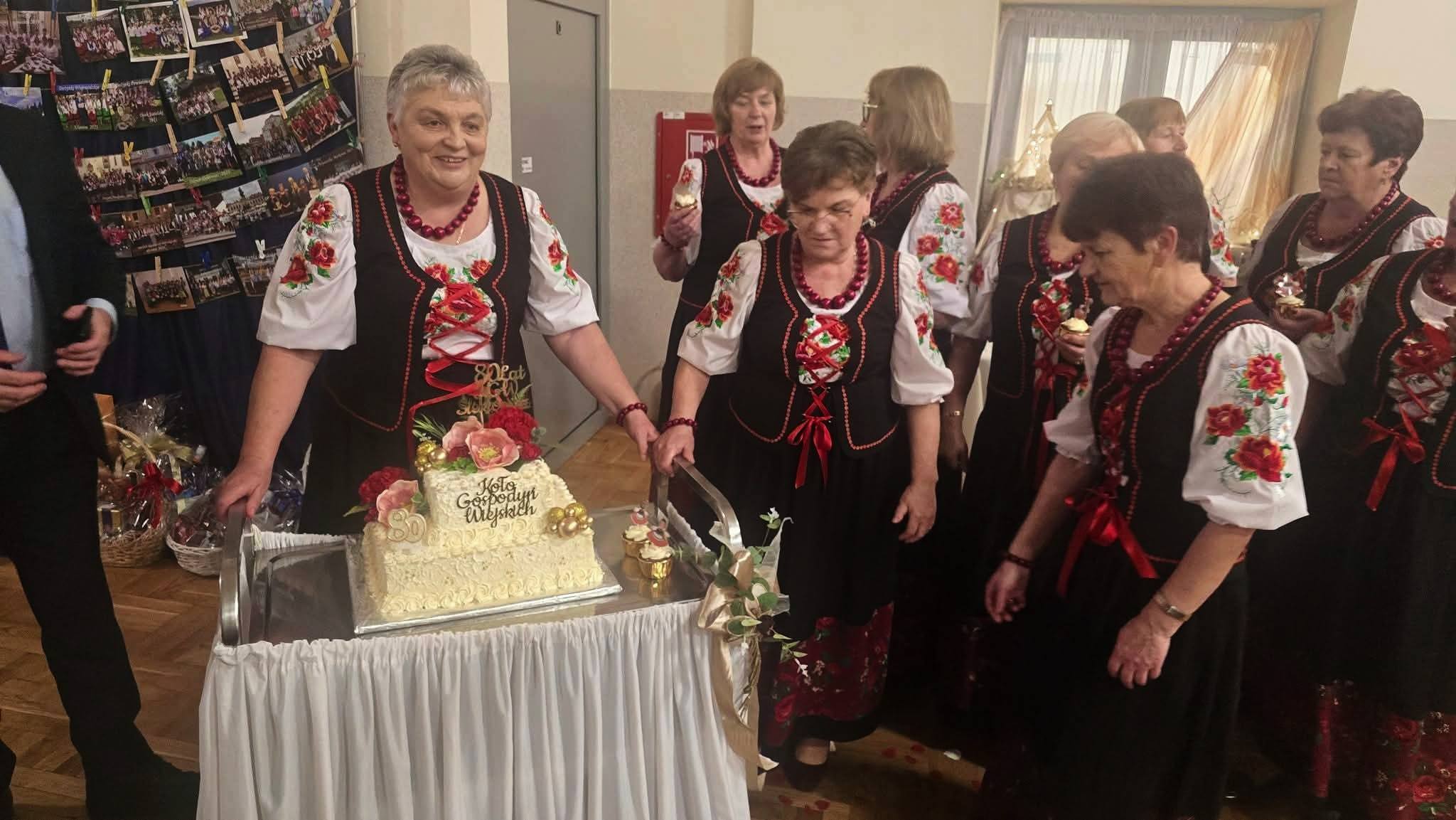 Fotografia przedstawia ludzi, którzy byli obecni na Jubileuszu 80-lecia KGW w Sieklówce.