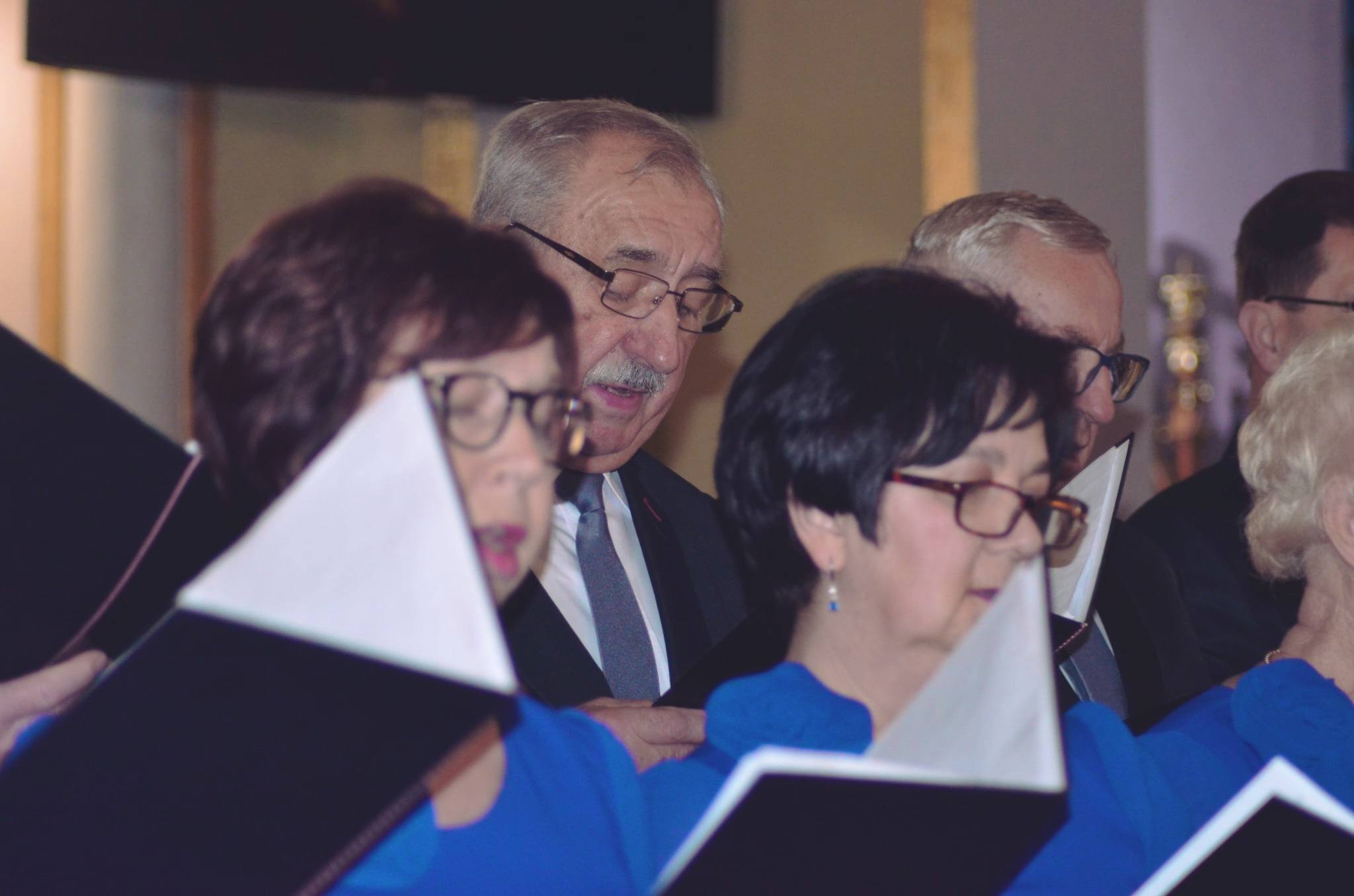 Fotografia przedstawia uczestników Chóru