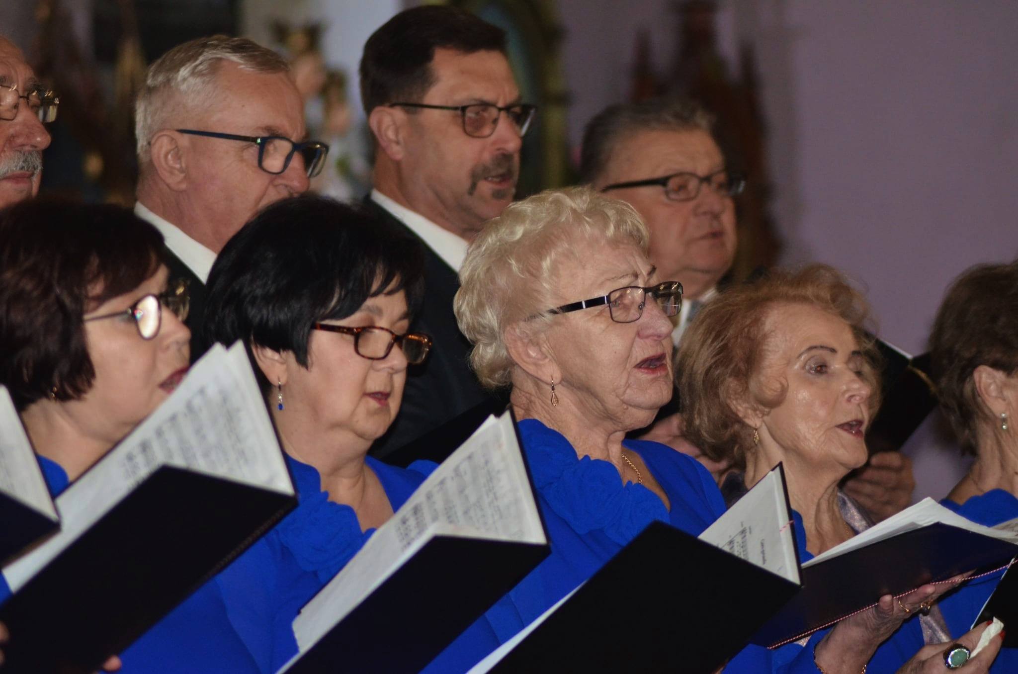 Fotografia przedstawia uczestników Chóru