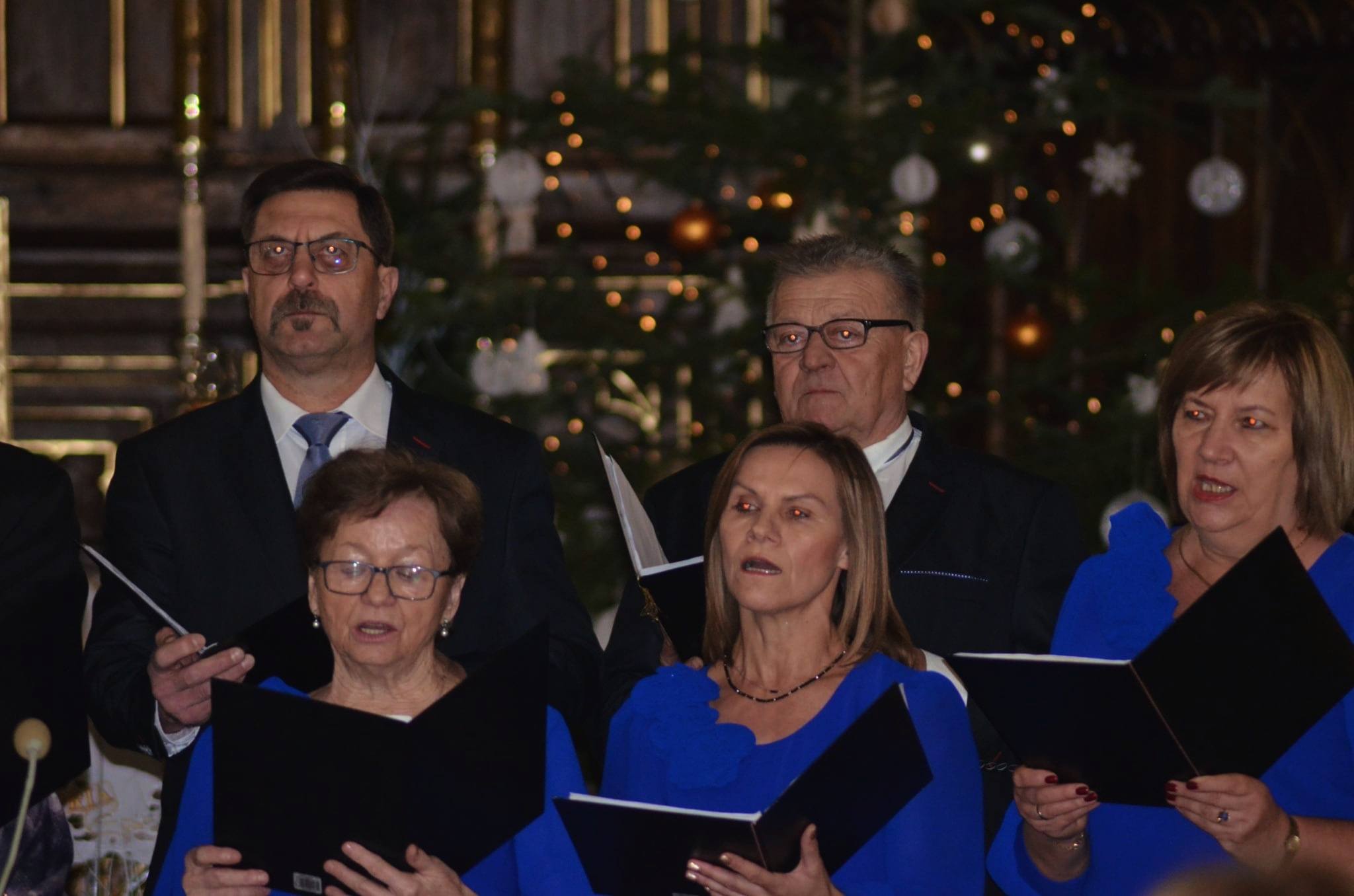 Fotografia przedstawia uczestników Chóru