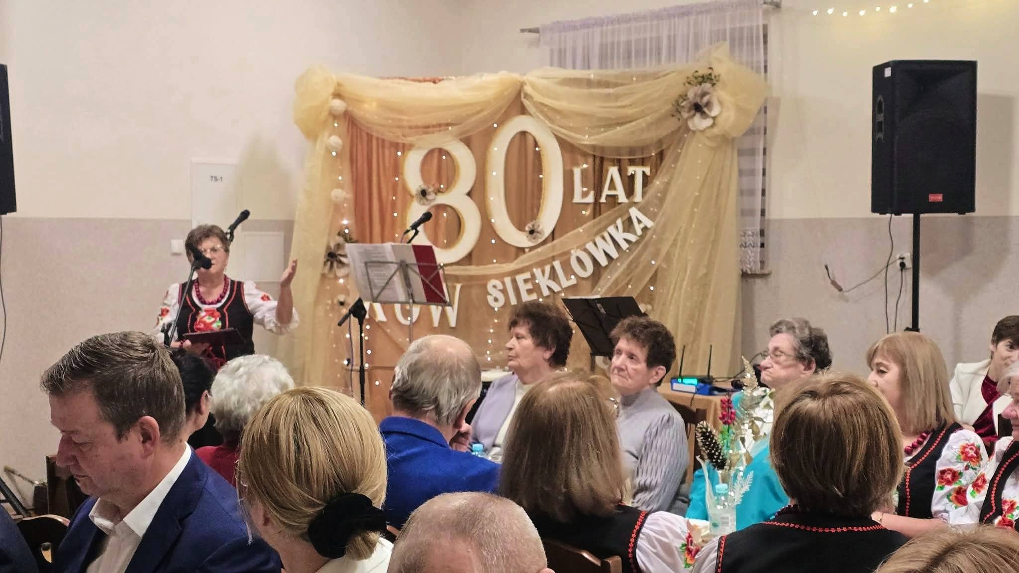 Fotografia przedstawia ludzi, którzy byli obecni na Jubileuszu 80-lecia KGW w Sieklówce.