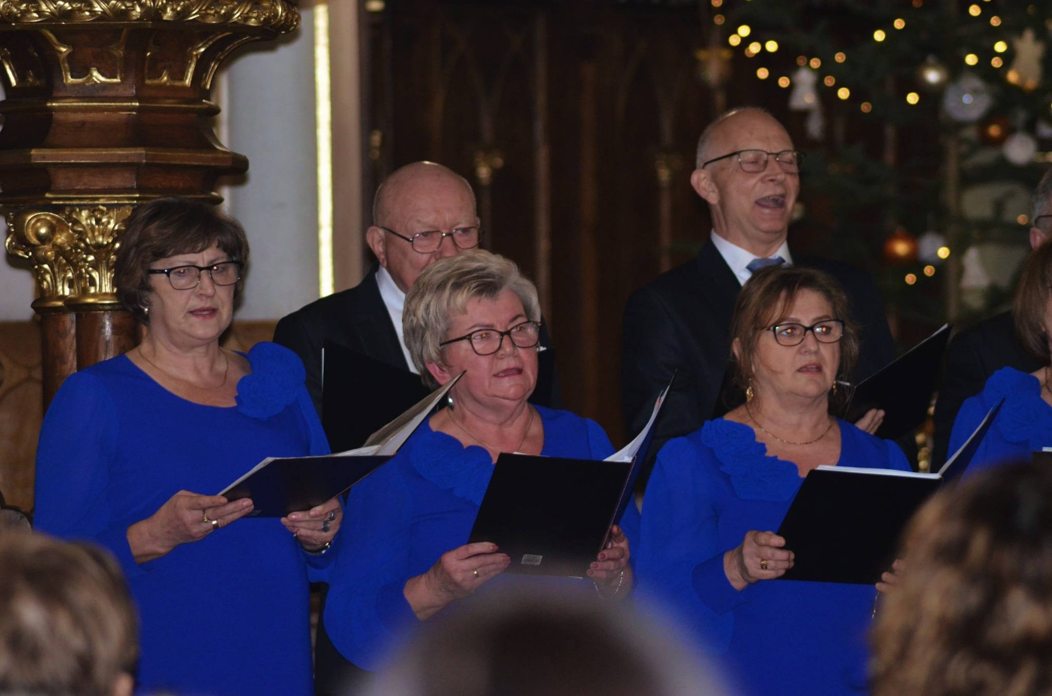 Fotografia przedstawia uczestników Chóru