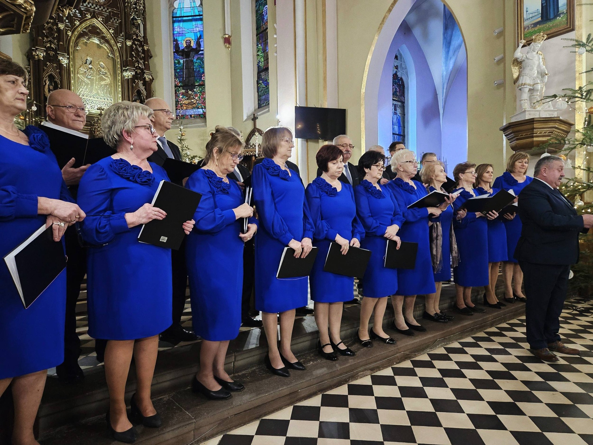 Fotografia przedstawia uczestników Chóru