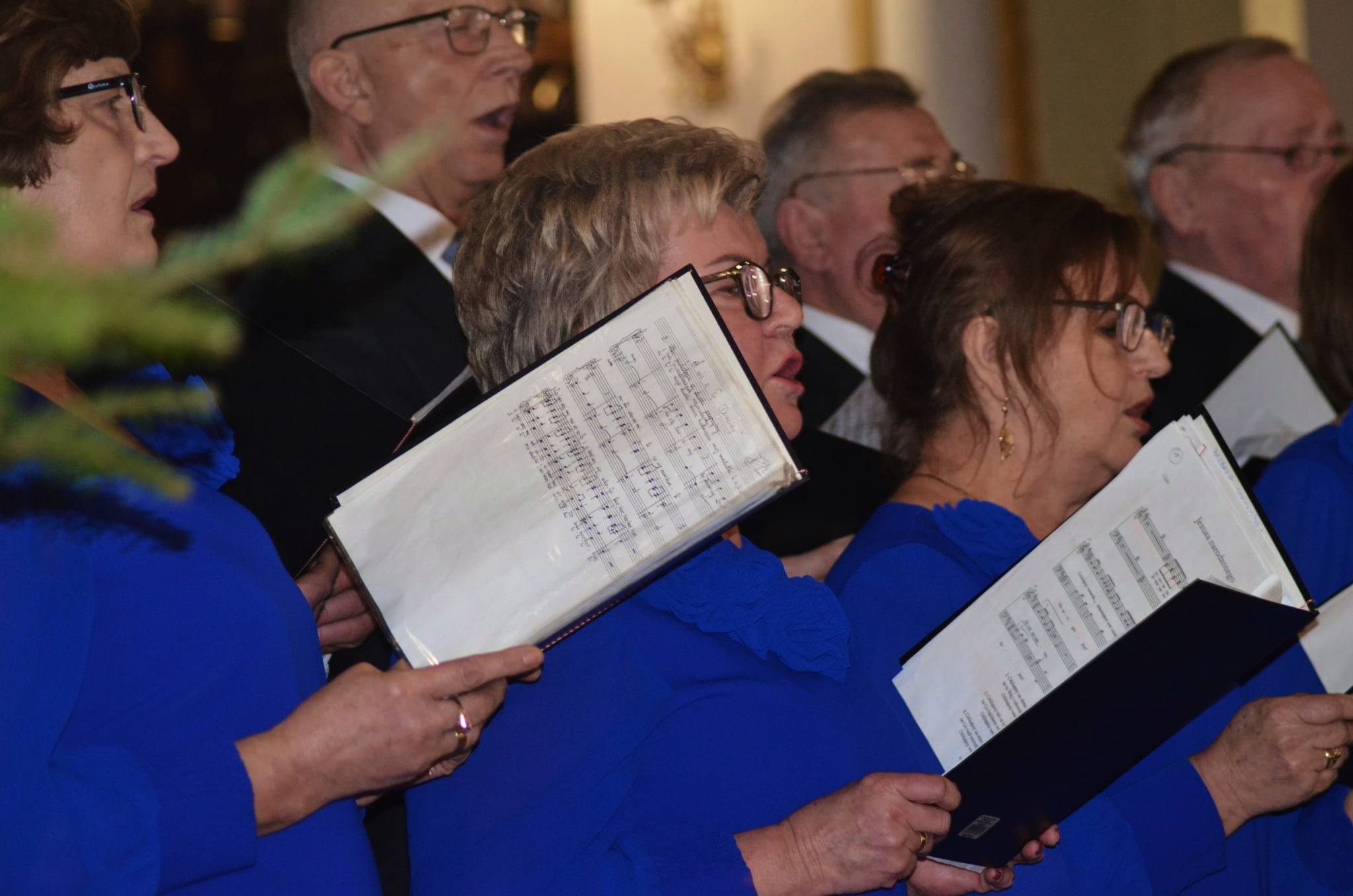 Fotografia przedstawia uczestników Chóru