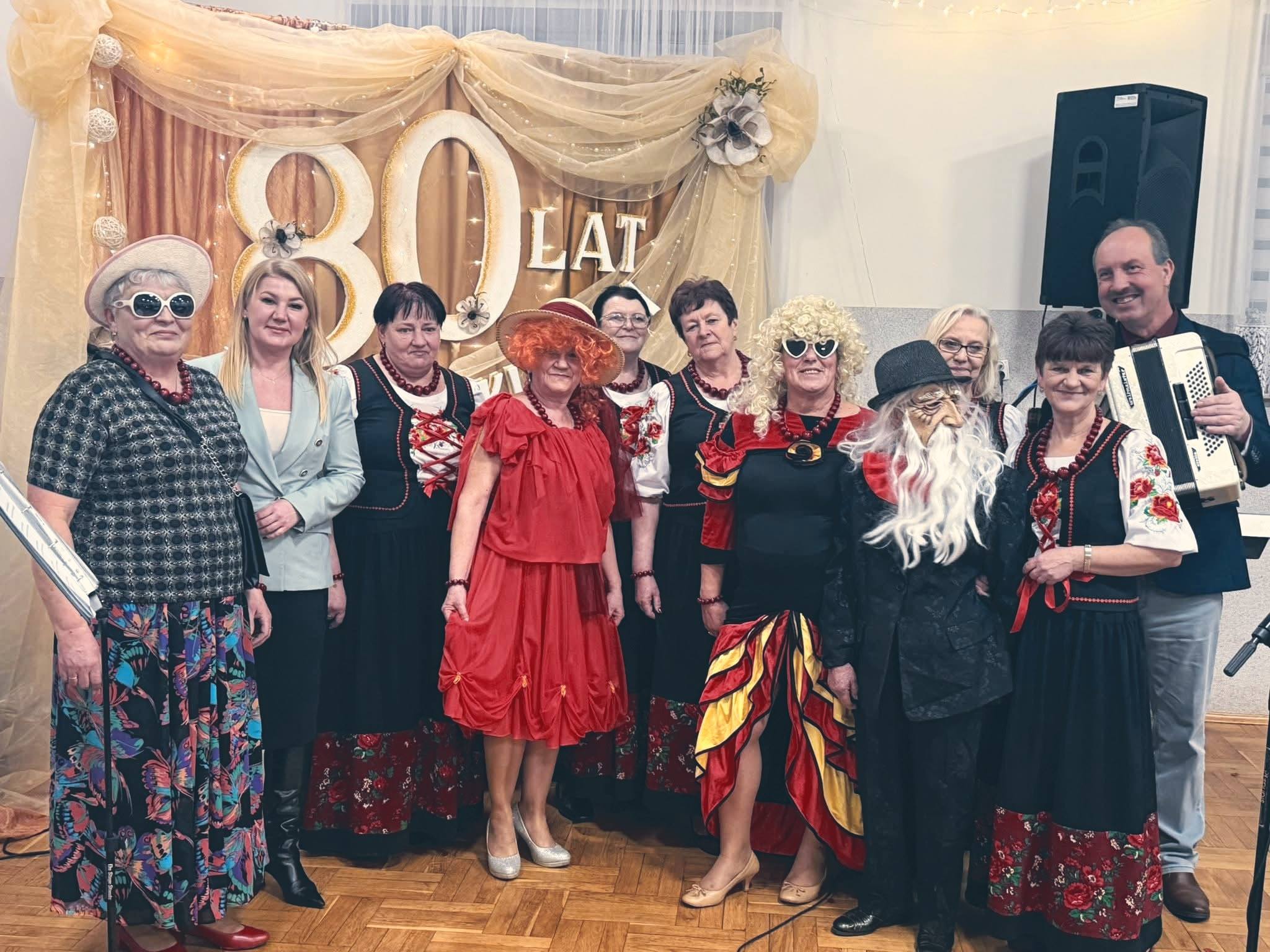 Fotografia przedstawia ludzi, którzy byli obecni na Jubileuszu 80-lecia KGW w Sieklówce.